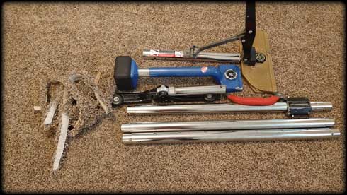 site-tools-used-for-stretching-carpet-and-fixing-wrinkles-loose-carpet